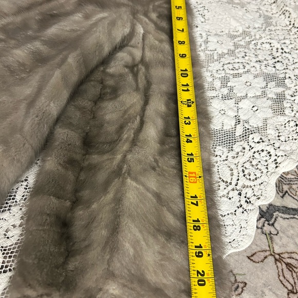 Luxurious Faux Fur Coat with Hood - Picture 4 of 7